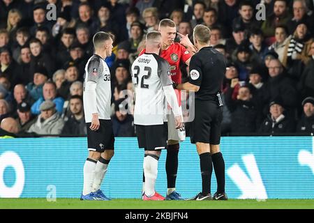 L'arbitre Craig Pawson a des mots avec Scott McTominay (39) de Manchester United lors du match de la coupe FA entre Derby County et Manchester United au Pride Park, Derby, Angleterre, le 5th mars 2020. (Photo de Jon Hobley/MI News/NurPhoto) Banque D'Images