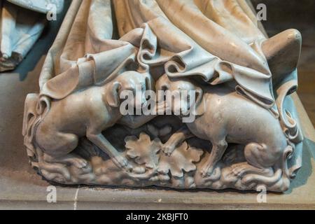 Détail des chiens sur le tombeau de la reine Jeanne de Bourbon, épouse du roi Charles V, basilique Saint-Denis, Paris, France Banque D'Images