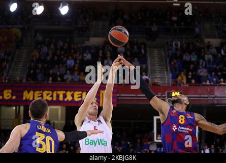 Thomas Joseph Bray et Adam Hanga lors du match entre le FC Barcelone et le FC Bayern Munich, correspondant à la semaine 28 de l'Euroligue, joué au Palau Blaugransa, le 06th mars 2020, à Barcelone, Espagne. (Photo de Joan Valls/Urbanandsport/NurPhoto) Banque D'Images