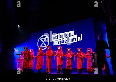 La Brigade rebelle de l'extinction la rébellion se déroule sur scène lors de l'ouverture de la semaine du livre, à Amsterdam, sur 6 mars 2020. (Photo par Romy Arroyo Fernandez/NurPhoto) Banque D'Images