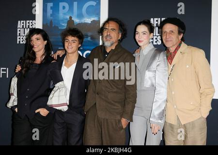 3 novembre 2022, Los Angeles, Californie, États-Unis : LOS ANGELES - 3 NOVEMBRE : Griselda Siciliani, IÌker SaÌnchez Solano, Alejandro G. InÌƒaÌrritu, Ximena Lamadrid, Daniel GimeÌnez Cacho à la première de Bardo, fausse chronique d'une poignée de vérités au Théâtre chinois IMAX de TCL sur 3 novembre 2022 à Los Angeles, CA (Credit image: © Nina Prommer/ZUMA Press Wire) Banque D'Images