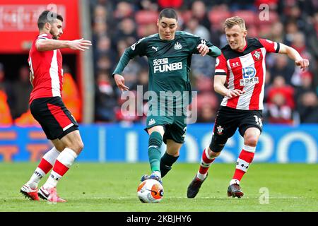 Miguel Almiron, milieu de terrain de Newcastle, bat James Ward-Prowse, milieu de terrain de Southampton, lors du match de la Premier League entre Southampton et Newcastle United au stade St Mary's, à Southampton, le samedi 7th mars 2020. (Photo de Jon Bromley/MI News/NurPhoto) Banque D'Images