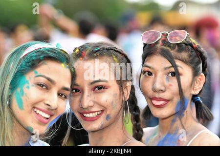 Les gens jouent avec des couleurs et de l'eau en célébrant le festival Holi organisé par la communauté népalaise sur 8 mars 2020 à Sydney, en Australie. Holi est un festival hindou de couleurs célébrant le triomphe du bien sur le mal, et l'arrivée du printemps. (Photo par Izhar Khan/NurPhoto) Banque D'Images