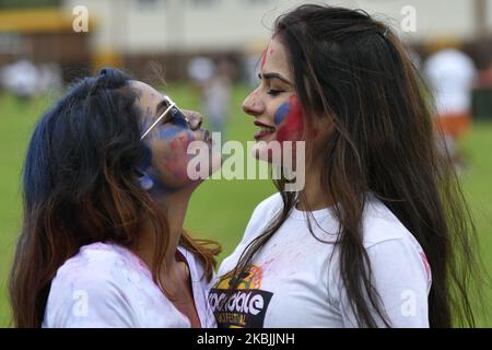 Les gens jouent avec des couleurs et de l'eau en célébrant le festival Holi organisé par la communauté népalaise sur 8 mars 2020 à Sydney, en Australie. Holi est un festival hindou de couleurs célébrant le triomphe du bien sur le mal, et l'arrivée du printemps. (Photo par Izhar Khan/NurPhoto) Banque D'Images