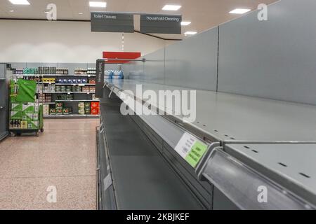 Une vue générale d'un abri vide avec des serviettes de toilette est vue à Waitrose, Sheffield, Royaume-Uni comme des acheteurs dus à l'achat de panique de biens essentiels pendant l'épidémie de coronavirus , à Sheffield , le 8th mars 2020. (Photo de Giannis Alexopoulos/NurPhoto) Banque D'Images