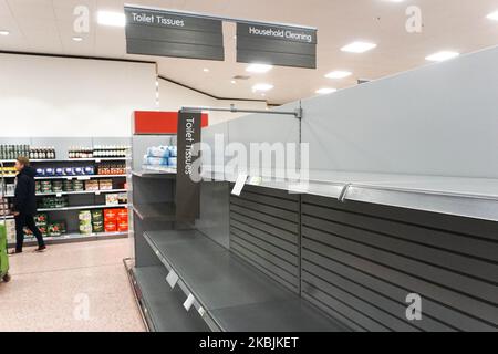 Une vue générale d'un abri vide avec des serviettes de toilette est vue à Waitrose, Sheffield, Royaume-Uni comme des acheteurs dus à l'achat de panique de biens essentiels pendant l'épidémie de coronavirus , à Sheffield , le 8th mars 2020. (Photo de Giannis Alexopoulos/NurPhoto) Banque D'Images