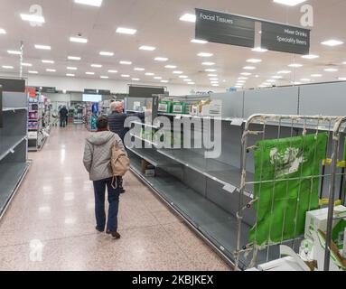 Une vue générale d'un abri vide avec des serviettes de toilette est vue à Waitrose, Sheffield, Royaume-Uni comme des acheteurs dus à l'achat de panique de biens essentiels pendant l'épidémie de coronavirus , à Sheffield , le 8th mars 2020. (Photo de Giannis Alexopoulos/NurPhoto) Banque D'Images