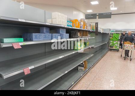 Une vue générale d'un abri vide avec des serviettes de toilette est vue à Waitrose, Sheffield, Royaume-Uni comme des acheteurs dus à l'achat de panique de biens essentiels pendant l'épidémie de coronavirus , à Sheffield , le 8th mars 2020. (Photo de Giannis Alexopoulos/NurPhoto) Banque D'Images