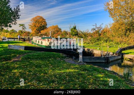 Une barge « Dutch » traversant l'une des 29 écluses de la colline de Caen s'élève en automne sur le canal de Kennett & Avon, nr Devozes, Wiltshire, Angleterre, Royaume-Uni Banque D'Images