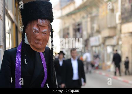 Un masque avec un visage du président américain Donald Trump vu en vente dans la rue Mea Shearim pendant la fête juive de Purim qui commémore la sauvegarde du peuple juif de Haman, un génocide prévu dans l'ancienne Perse, tel que décrit dans le Livre d'Esther. Dimanche, 8 mars 2020, à Jérusalem, Israël. (Photo par Artur Widak/NurPhoto) Banque D'Images