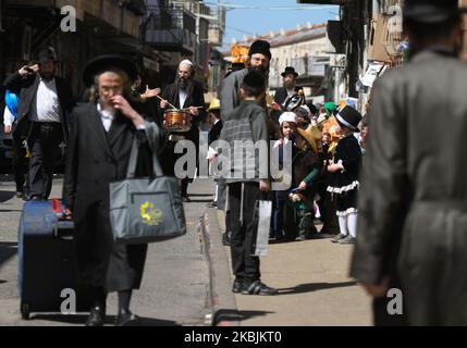 Les jeunes enfants juifs ultra-orthodoxes portent des costumes colorés vus dans la rue MEA Shearim pendant la fête juive de Purim qui commémore la sauvegarde du peuple juif de Haman, un génocide prévu dans l'ancienne Perse, tel que raconté dans le Livre d'Esther. Dimanche, 8 mars 2020, à Jérusalem, Israël. (Photo par Artur Widak/NurPhoto) Banque D'Images