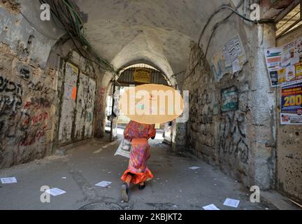 Une jeune fille juive ultra-orthodoxe porte un costume coloré dans la région de Mea Shearim pendant la fête juive de Purim qui commémore la sauvegarde du peuple juif de Haman, un génocide prévu dans la Perse ancienne, tel que raconté dans le Livre d'Esther. Dimanche, 8 mars 2020, à Jérusalem, Israël. (Photo par Artur Widak/NurPhoto) Banque D'Images