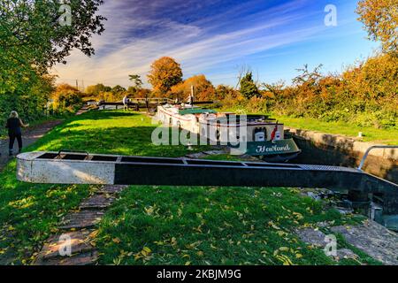 Une barge « Dutch » traversant l'une des 29 écluses de la colline de Caen s'élève en automne sur le canal de Kennett & Avon, nr Devozes, Wiltshire, Angleterre, Royaume-Uni Banque D'Images