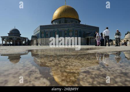 Touristes et pèlerins vus à l'extérieur de la mosquée du Dôme de la Roche, dans le complexe des mosquées d'Al-Aqsa, dans la vieille ville de Jérusalem. Avec 29 Israéliens et 19 Palestiniens testés positifs pour le coronavirus jusqu'à présent et des milliers placés en isolement, Israël a fermé la frontière terrestre avec l'Égypte dimanche après-midi, en raison du coronavirus. Dimanche, 8 mars 2020, à Jérusalem, Israël. (Photo par Artur Widak/NurPhoto) Banque D'Images