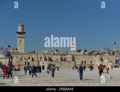 Touristes et pèlerins vus à l'extérieur de la mosquée du Dôme de la Roche, dans le complexe des mosquées d'Al-Aqsa, dans la vieille ville de Jérusalem. Avec 29 Israéliens et 19 Palestiniens testés positifs pour le coronavirus jusqu'à présent et des milliers placés en isolement, Israël a fermé la frontière terrestre avec l'Égypte dimanche après-midi, en raison du coronavirus. Dimanche, 8 mars 2020, à Jérusalem, Israël. (Photo par Artur Widak/NurPhoto) Banque D'Images