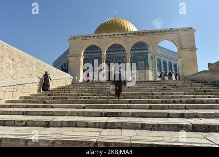 Touristes et pèlerins vus à l'extérieur de la mosquée du Dôme de la Roche, dans le complexe des mosquées d'Al-Aqsa, dans la vieille ville de Jérusalem. Avec 29 Israéliens et 19 Palestiniens testés positifs pour le coronavirus jusqu'à présent et des milliers placés en isolement, Israël a fermé la frontière terrestre avec l'Égypte dimanche après-midi, en raison du coronavirus. Dimanche, 8 mars 2020, à Jérusalem, Israël. (Photo par Artur Widak/NurPhoto) Banque D'Images