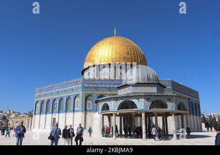 Touristes vus à l'extérieur de la mosquée du Dôme de la Roche dans le complexe des mosquées d'Al-Aqsa dans la vieille ville de Jérusalem. Avec 29 Israéliens et 19 Palestiniens testés positifs pour le coronavirus jusqu'à présent et des milliers placés en isolement, Israël a fermé la frontière terrestre avec l'Égypte dimanche après-midi, en raison du coronavirus. Dimanche, 8 mars 2020, à Jérusalem, Israël. (Photo par Artur Widak/NurPhoto) Banque D'Images