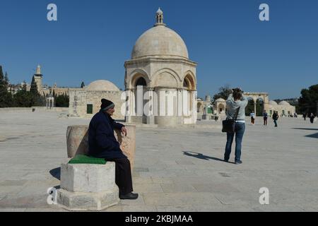 Touristes et pèlerins vus à l'extérieur de la mosquée du Dôme de la Roche, dans le complexe des mosquées d'Al-Aqsa, dans la vieille ville de Jérusalem. Avec 29 Israéliens et 19 Palestiniens testés positifs pour le coronavirus jusqu'à présent et des milliers placés en isolement, Israël a fermé la frontière terrestre avec l'Égypte dimanche après-midi, en raison du coronavirus. Dimanche, 8 mars 2020, à Jérusalem, Israël. (Photo par Artur Widak/NurPhoto) Banque D'Images