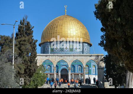 Touristes et pèlerins vus à l'extérieur de la mosquée du Dôme de la Roche, dans le complexe des mosquées d'Al-Aqsa, dans la vieille ville de Jérusalem. Avec 29 Israéliens et 19 Palestiniens testés positifs pour le coronavirus jusqu'à présent et des milliers placés en isolement, Israël a fermé la frontière terrestre avec l'Égypte dimanche après-midi, en raison du coronavirus. Dimanche, 8 mars 2020, à Jérusalem, Israël. (Photo par Artur Widak/NurPhoto) Banque D'Images