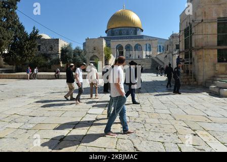 Touristes vus à l'extérieur de la mosquée du Dôme de la Roche dans le complexe des mosquées d'Al-Aqsa dans la vieille ville de Jérusalem. Avec 29 Israéliens et 19 Palestiniens testés positifs pour le coronavirus jusqu'à présent et des milliers placés en isolement, Israël a fermé la frontière terrestre avec l'Égypte dimanche après-midi, en raison du coronavirus. Dimanche, 8 mars 2020, à Jérusalem, Israël. (Photo par Artur Widak/NurPhoto) Banque D'Images