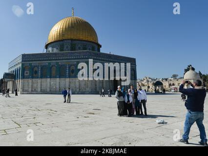 Touristes et pèlerins vus à l'extérieur de la mosquée du Dôme de la Roche, dans le complexe des mosquées d'Al-Aqsa, dans la vieille ville de Jérusalem. Avec 29 Israéliens et 19 Palestiniens testés positifs pour le coronavirus jusqu'à présent et des milliers placés en isolement, Israël a fermé la frontière terrestre avec l'Égypte dimanche après-midi, en raison du coronavirus. Dimanche, 8 mars 2020, à Jérusalem, Israël. (Photo par Artur Widak/NurPhoto) Banque D'Images