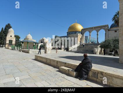 Moins de touristes et de pèlerins vus à l'extérieur de la mosquée du Dôme de la Roche dans les mosquées d'Al-Aqsa dans la vieille ville de Jérusalem. Avec 29 Israéliens et 19 Palestiniens testés positifs pour le coronavirus jusqu'à présent et des milliers placés en isolement, Israël a fermé la frontière terrestre avec l'Égypte dimanche après-midi, en raison du coronavirus. Dimanche, 8 mars 2020, à Jérusalem, Israël. (Photo par Artur Widak/NurPhoto) Banque D'Images