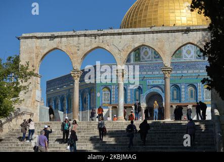 Touristes et pèlerins vus à l'extérieur de la mosquée du Dôme de la Roche, dans le complexe des mosquées d'Al-Aqsa, dans la vieille ville de Jérusalem. Avec 29 Israéliens et 19 Palestiniens testés positifs pour le coronavirus jusqu'à présent et des milliers placés en isolement, Israël a fermé la frontière terrestre avec l'Égypte dimanche après-midi, en raison du coronavirus. Dimanche, 8 mars 2020, à Jérusalem, Israël. (Photo par Artur Widak/NurPhoto) Banque D'Images