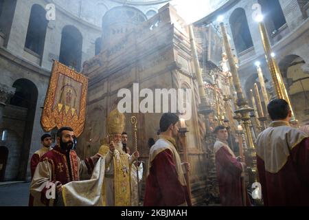 L'archevêque Sevan Gharibian, le Grand Sacristan du Patriarcat apostolique arménien de Jérusalem, mène le troisième dimanche des célébrations du Grand Carême à l'intérieur de l'Église du Saint-Sépulcre dans la vieille ville de Jérusalem. Dimanche, 8 mars 2020, à Jérusalem, Israël. (Photo par Artur Widak/NurPhoto) Banque D'Images