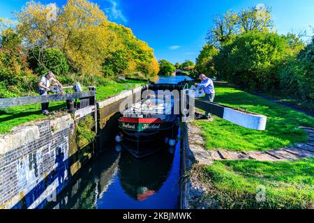 Une barge « Dutch » traversant l'une des 29 écluses de la colline de Caen s'élève en automne sur le canal de Kennett & Avon, nr Devozes, Wiltshire, Angleterre, Royaume-Uni Banque D'Images