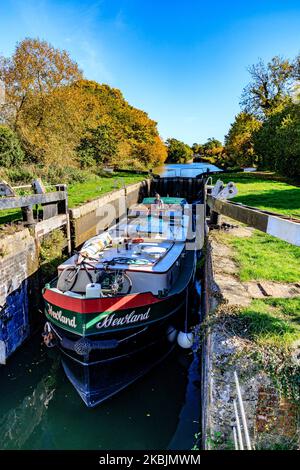 Une barge « Dutch » traversant l'une des 29 écluses de la colline de Caen s'élève en automne sur le canal de Kennett & Avon, nr Devozes, Wiltshire, Angleterre, Royaume-Uni Banque D'Images