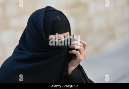 Un membre de l'Église orthodoxe copte sort à la fin des célébrations du samedi après-midi à l'intérieur de l'Église du Saint-Sépulcre dans la vieille ville de Jérusalem. Samedi, 7 mars 2020, à Jérusalem, Israël. (Photo par Artur Widak/NurPhoto) Banque D'Images