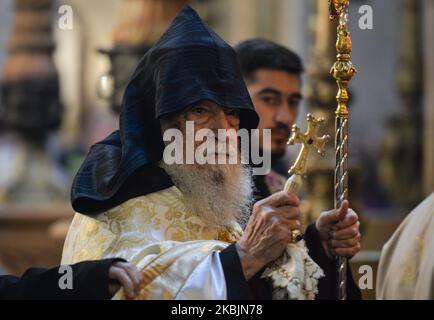 L'archevêque Sevan Ghibarian, le Grand Sacristan du Patriarcat apostolique arménien de Jérusalem et d'autres membres de l'Église apostolique arménienne vus lors des célébrations du samedi après-midi à l'intérieur de l'Église du Saint-Sépulcre dans la vieille ville de Jérusalem. Samedi, 7 mars 2020, à Jérusalem, Israël. (Photo par Artur Widak/NurPhoto) Banque D'Images