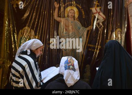 Les membres de l'Église orthodoxe copte prient lors des célébrations du samedi après-midi à l'intérieur de l'Église du Saint-Sépulcre dans la vieille ville de Jérusalem. Samedi, 7 mars 2020, à Jérusalem, Israël. (Photo par Artur Widak/NurPhoto) Banque D'Images