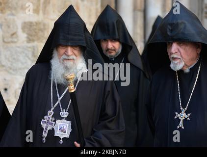 L'archevêque Sevan Ghiaribian (à gauche), le Grand Sacristan du Patriarcat apostolique arménien de Jérusalem et d'autres membres de l'Église apostolique arménienne vus lors d'un samedi après midi de célébrations à l'intérieur de l'Église du Saint-Sépulcre dans la vieille ville de Jérusalem. Samedi, 7 mars 2020, à Jérusalem, Israël. (Photo par Artur Widak/NurPhoto) Banque D'Images