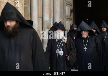 L'archevêque Sevan Ghiaribian (Centre), le Grand Sacristan du Patriarcat apostolique arménien de Jérusalem et d'autres membres de l'Église apostolique arménienne vus lors d'un samedi après midi de célébrations à l'intérieur de l'Église du Saint-Sépulcre dans la vieille ville de Jérusalem. Samedi, 7 mars 2020, à Jérusalem, Israël. (Photo par Artur Widak/NurPhoto) Banque D'Images