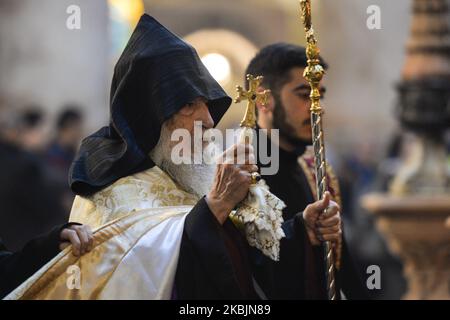 L'archevêque Sevan Ghibarian, le Grand Sacristan du Patriarcat apostolique arménien de Jérusalem et d'autres membres de l'Église apostolique arménienne vus lors des célébrations du samedi après-midi à l'intérieur de l'Église du Saint-Sépulcre dans la vieille ville de Jérusalem. Samedi, 7 mars 2020, à Jérusalem, Israël. (Photo par Artur Widak/NurPhoto) Banque D'Images