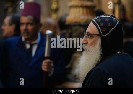 Des membres de l'Église orthodoxe copte vus lors d'une fête du samedi après-midi à l'intérieur de l'Église du Saint-Sépulcre dans la vieille ville de Jérusalem. Samedi, 7 mars 2020, à Jérusalem, Israël. (Photo par Artur Widak/NurPhoto) Banque D'Images