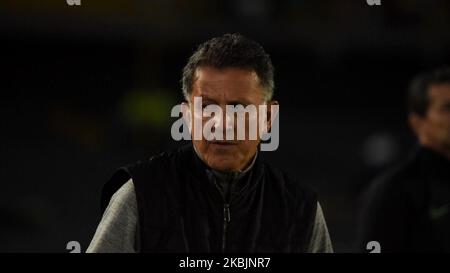 Juan Carlos Osorio directeur de l'Atletico Nacional regarde pendant le match entre l'Independiente Santa Fe et l'Atletico Nacional dans le cadre de la Ligue BetPlay à l'Estadio El Campin sur 8 mars 2020 à Bogota, Colombie. (Photo de Juan Carlos Torres/NurPhoto) Banque D'Images