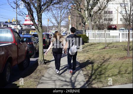 Les jeunes marchent main dans la main sur le trottoir à Scranton, PA sur 5 mars 2020. LE président AMÉRICAIN Donald Trump se rend dans une mairie de la ville natale de l'un de ses opposants pour assister à la course à la Maison-Blanche qui bat son plein après le Super mardi. (Photo de Bastiaan Slabbers/NurPhoto) Banque D'Images