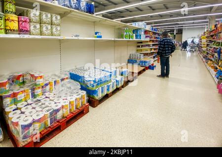 Vue sur les étagères vides d'un super magasin Tesco à Leytonstone, Londres sur 9 mars 2020. Les acheteurs ne peuvent acheter plus de cinq de certains produits, y compris des gels antibactériens, des lingettes et des sprays, des pâtes sèches, du lait UHT et quelques légumes en conserve (photo d'Alberto Pezzali/NurPhoto) Banque D'Images