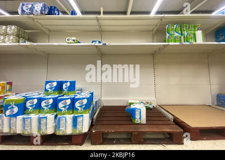 Vue sur les étagères vides d'un super magasin Tesco à Leytonstone, Londres sur 9 mars 2020. Les acheteurs ne peuvent acheter plus de cinq de certains produits, y compris des gels antibactériens, des lingettes et des sprays, des pâtes sèches, du lait UHT et quelques légumes en conserve (photo d'Alberto Pezzali/NurPhoto) Banque D'Images