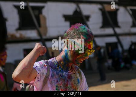 Un homme couvert de poudre colorée célèbre le festival Holi à Katmandou, au Népal, sur 9 mars 2020. Holi, également connu sous le nom de Festival des couleurs, marque le début du printemps et est célébré partout au Népal et en Inde voisine. (Photo de Sunil Pradhan/NurPhoto) Banque D'Images