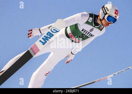 Johann Andre Forfang est dans les airs pendant la phase de qualification de la grande colline hommes individu HS130 de la coupe du monde de saut à ski FIS à Lahti, Finlande, on 28 février 2020. (Photo par Antti Yrjonen/NurPhoto) Banque D'Images