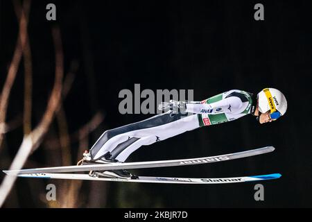 Yukiya Sato s'émène dans les airs lors du premier tour de la grande colline hommes HS130 de la coupe du monde de saut à ski FIS à Lahti, Finlande, on 28 février 2020. (Photo par Antti Yrjonen/NurPhoto) Banque D'Images