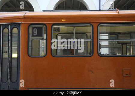 Un tramway presque déserté dans le centre de Turin sur 10 mars 2020, après que l'Italie a imposé mardi des restrictions nationales sans précédent à ses 60 millions de personnes pour contrôler le coronavirus COVID-19 mortel. (Photo par Massimiliano Ferraro/NurPhoto) Banque D'Images