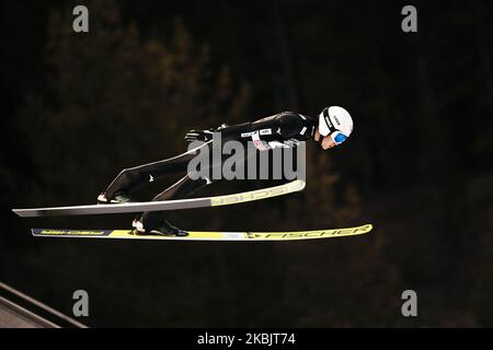 Keiichi Sato s'élança dans les airs lors de la compétition HS130 de la coupe du monde de saut à ski FIS à Lahti, en Finlande, sur 29 février 2020. (Photo par Antti Yrjonen/NurPhoto) Banque D'Images