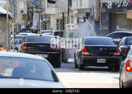 Le gouvernement local désinfection des véhicules dans le district de Sangju, en Corée du Sud, sur 11 mars 2020. La Corée du Sud a signalé mercredi 242 nouveaux cas de coronavirus, contre 131 nouveaux cas la veille, ce qui porte le nombre total d'infections au pays à 7 755. Les cas confirmés n'ont montré aucun signe de ralentissement dans la ville de Daegu, dans le sud-est du pays, et dans la capitale Séoul. (Photo de Seung-il Ryu/NurPhoto) Banque D'Images