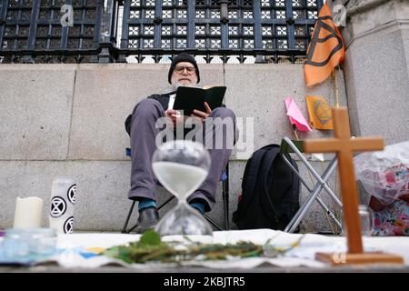 Le révérend Darrell Hannah, de l'église de la Toussaint dans la ville d'Ascot, dans le Berkshire, a la veillée de prière et de méditation de 40 jours multi-confessionnelle organisée par des membres du mouvement activiste sur le changement climatique extinction Rebellion devant les chambres du Parlement à Londres, en Angleterre, sur 11 mars 2020. La vigile est en cours tout au long de la saison chrétienne de Carême. (Photo de David Cliff/NurPhoto) Banque D'Images