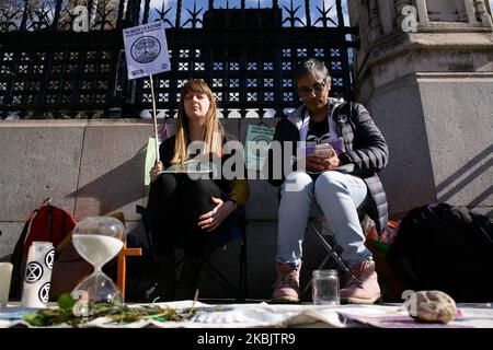 Les membres du mouvement activiste sur le changement climatique extinction Rebellion poursuivent leur veillée de prière et de méditation de 40 jours de foi, qui se tient tout au long de la saison chrétienne de Carême, à l'extérieur des chambres du Parlement à Londres, en Angleterre, sur 11 mars 2020. (Photo de David Cliff/NurPhoto) Banque D'Images