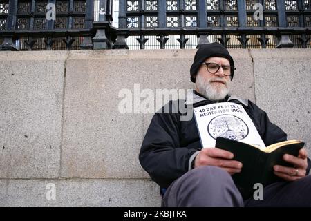Le révérend Darrell Hannah, de l'église de la Toussaint dans la ville d'Ascot, dans le Berkshire, a la veillée de prière et de méditation de 40 jours multi-confessionnelle organisée par des membres du mouvement activiste sur le changement climatique extinction Rebellion devant les chambres du Parlement à Londres, en Angleterre, sur 11 mars 2020. La vigile est en cours tout au long de la saison chrétienne de Carême. (Photo de David Cliff/NurPhoto) Banque D'Images
